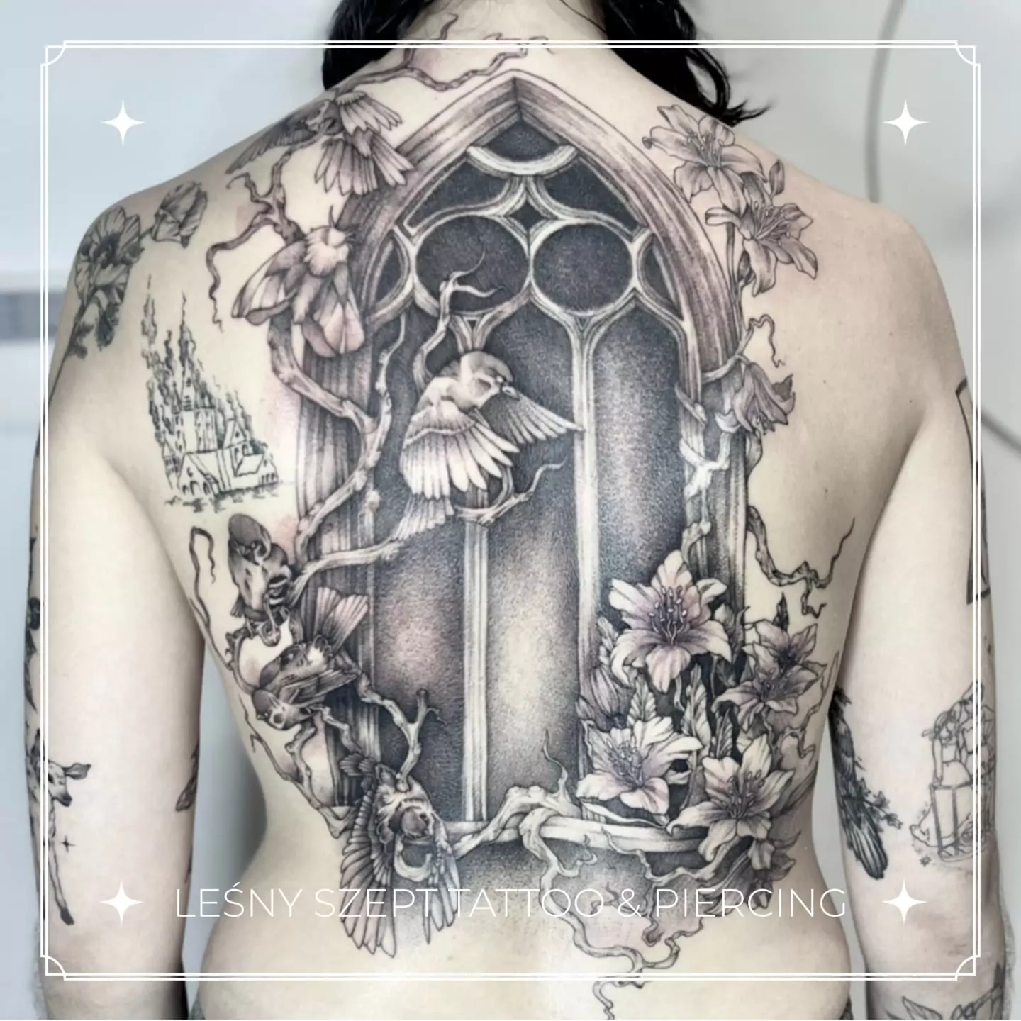 tatuaz katedra na plecach